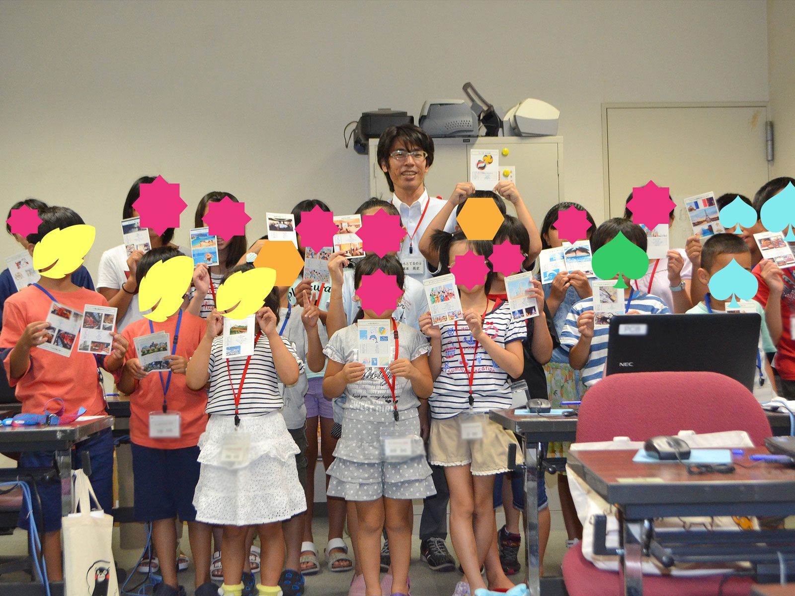 キッズパソコン教室で、皆でハガキを作った集合写真