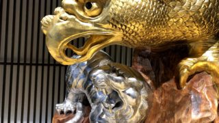 金の鷲と銀のトラの対峙風景